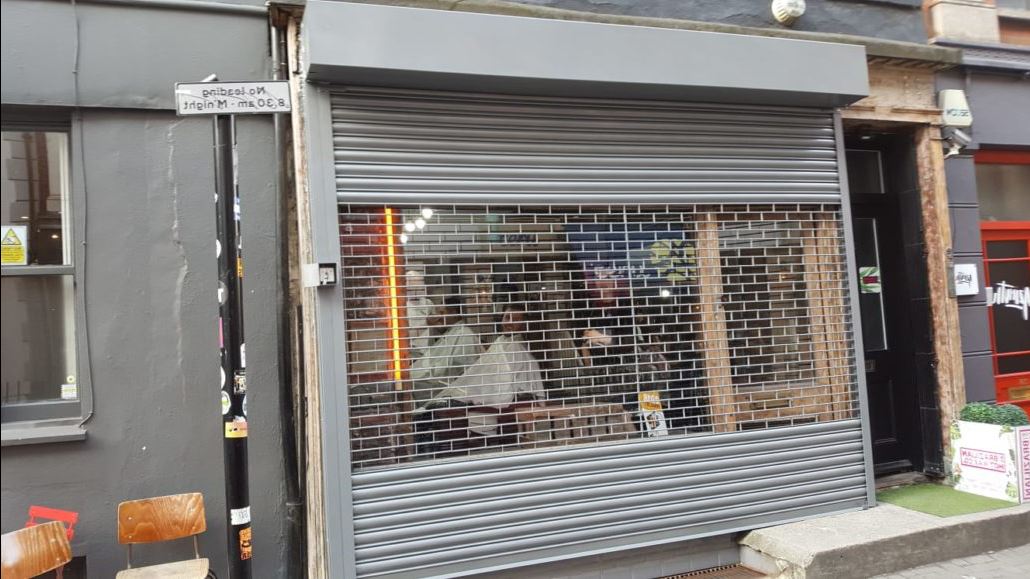 Рольставни на витрину из одностенного экструдированного решетчатого роллетного профиля RHE56GM 7 Рольставни на витрину из одностенного экструдированного решетчатого роллетного профиля RHE56GM 7