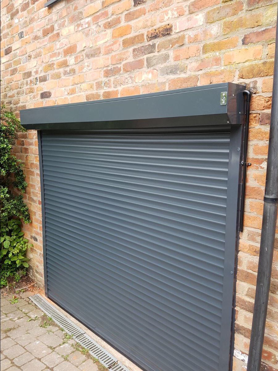 Рольставни на витрину из пенозаполненного роллетного профиля RH58N 8 Рольставни на витрину из пенозаполненного роллетного профиля RH58N 8