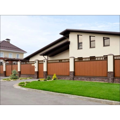 Забор из заборной секции с алюминиевой окантовкой с заполнением сендвич-панелями